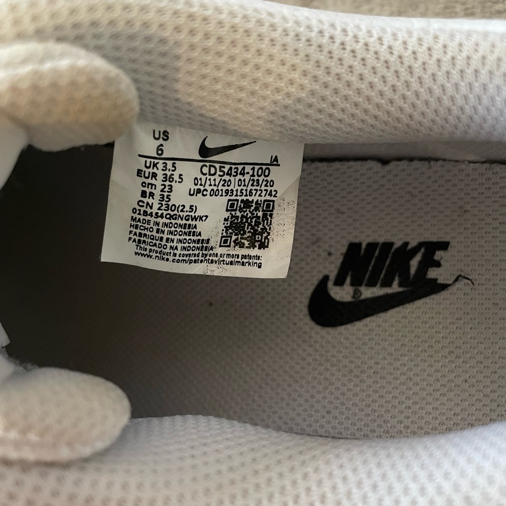 Nike sneakers - Picture 3 of 5